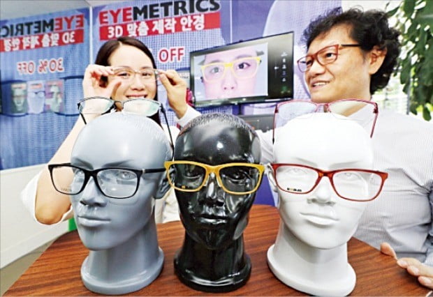 김준근 아이닥안경 사장(오른쪽)이 3차원 안경 제작 시스템 ‘아이메트릭스’를 소개하고 있다.  /아이닥안경 제공 