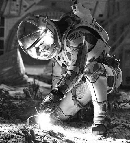 홀로 화성에 남겨진 화성탐사대원의 생존기를 그려낸 영화 ‘마션’의 한 장면. 