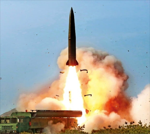 북한이 지난 4일 원산 호도반도에서 이동식 발사대를 통해 단거리 미사일로 추정되는 발사체를 쏘는 모습.  /연합뉴스 