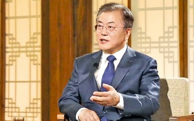 문 대통령 "최저임금 인상 아쉬움 많다…저소득 노동자들 고용시장서 밀려나"