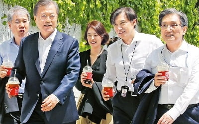 문재인, 특별행사 없이 '조용한 2주년'