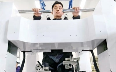 BMW 공장선 '로봇 작업복'…'헐크' 착용땐 군장 90㎏ 거뜬