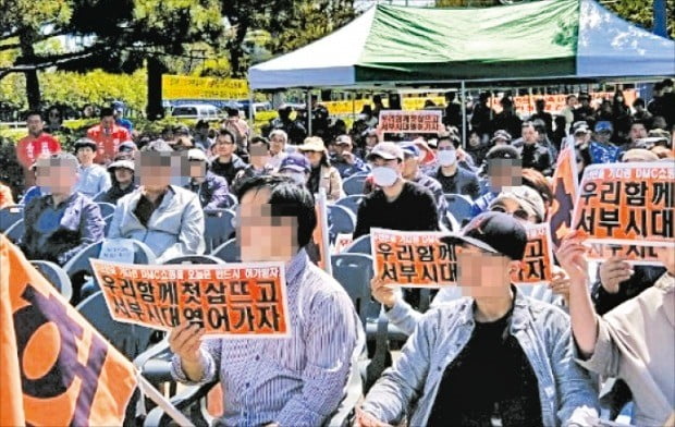 서울 상암·수색 지역 주민들이 지난달 마포구청 앞에서 롯데몰 착공을 요구하는 집회를 하고 있다.  /한경DB 