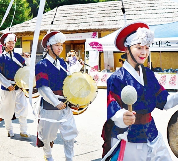 지난해 ‘동편제마을 국악 거리축제’에서 사물놀이 연주자들이 신명나는 공연을 펼쳐보이고 있다. 