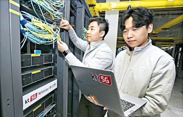 KT 직원들이 ‘5G 에지 통신센터’에서 관련 시설을 점검하고 있다. /KT  제공 