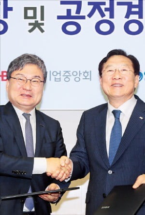 이상직 중소벤처기업진흥공단 이사장(왼쪽)과 김기문 중소기업중앙회 회장이 13일 서울 여의도 중기중앙회관에서 ‘중소기업 혁신성장 및 공정경제 실현을 위한 업무협약’을 맺은 뒤 악수하고 있다.   /중소기업중앙회  제공 