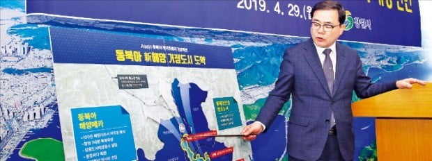 허성무 창원시장이 창원시청에서 동북아 신해양 거점 도시 프로젝트에 대해 설명하고 있다.  /창원시 제공 