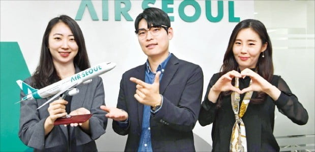 에어서울의 이가희 안전통제팀 운항관리사(왼쪽부터), 유진우 여객영업팀 대리, 강혜진 마케팅팀 대리 등이 기념촬영을 하고 있다. /신경훈 기자 khshin@hankyung.com