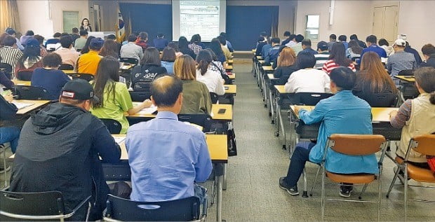 < 빈자리 없는 실업급여 강의실 > 100여 명의 실업급여 신청자가 15일 경남 창원시 상남동에 있는 고용복지플러스센터에서 교육을 받고 있다.  /김보형 기자 