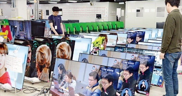 LG전자 직원들이 지난 14일 경북 구미 LG전자 A3공장 신뢰성 실험실에서 OLED TV의 품질을 검사하고 있다.  /LG전자 제공