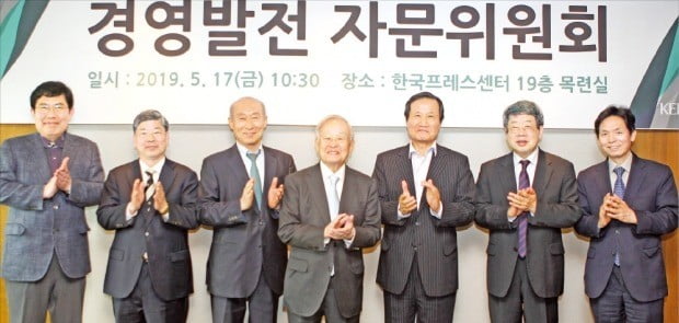 한국경영자총협회는 17일 경영발전자문위원회를 출범시켰다. 자문위원들은 이날 서울 세종대로 한국프레스센터에서 열린 회의에서 한국 경제 현안에 대해 다양한 의견을 제시했다. 왼쪽부터 윤창현 서울시립대 경영학부 교수, 양준모 연세대 경제학과 교수, 김원식 건국대 경제학과 교수, 손경식 경총 회장, 윤증현 전 기획재정부 장관, 조동근 명지대 명예교수, 최준선 성균관대 명예교수.  /경총 제공