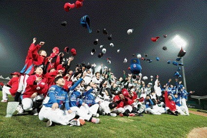 지난해 11월 경기 이천시에서 열린 ‘LG배 한국여자야구대회’ 폐막식에서 참가 선수들이 모자를 허공에 던지며 대회 폐막을 기념하고 있다. LG그룹 제공  