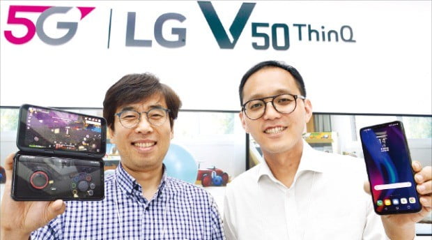 ‘LG V50 씽큐’의 듀얼 스크린 기획·개발을 담당한 김해정 MC MH2 프로젝트2파트 파트장(왼쪽)과 김대호 MC 제품기획1팀 선임.  /LG전자  제공