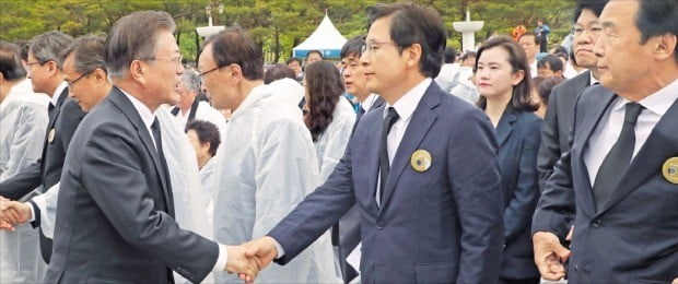 문재인 대통령과 황교안 자유한국당 대표가 지난 18일 광주 국립 5·18민주묘지에서 열린 제39주년 5·18 민주화운동 기념식에서 악수하고 있다. /연합뉴스