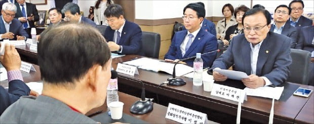 이해찬 더불어민주당 대표(맨 오른쪽)가 21일 서울 염리동 직능경제인단체총연합회를 방문해 회원들과 정책간담회를 하고 있다.  /연합뉴스