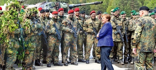 메르켈 “든든합니다”…NATO 선봉 부대 방문