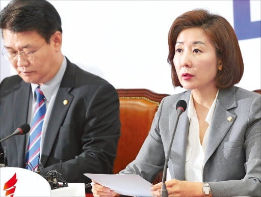 나경원 자유한국당 원내대표(오른쪽)가 22일 원내대표·중진 연석회의에서 발언하고 있다. 왼쪽은 정용기 정책위원회 의장.  /연합뉴스 