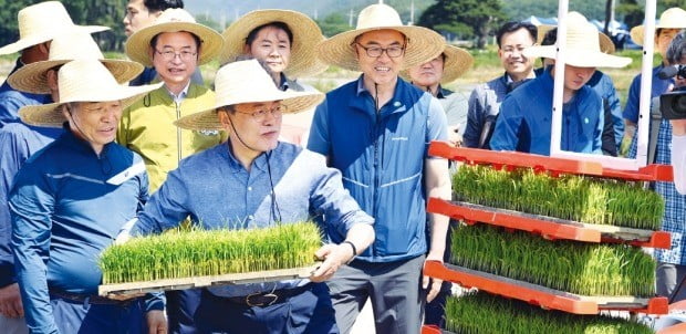 문재인 대통령이 24일 경북 경주시 옥산마을에서 모내기를 위해 이앙기에 모판을 싣고 있다.  /경주=허문찬 기자 sweat@hankyung.com