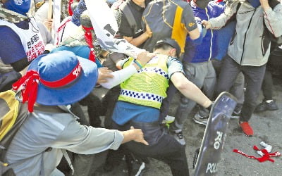 매 맞고 실려가는 경찰…공권력 짓밟히는 나라