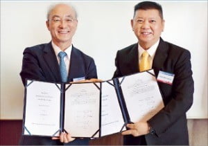 김조원 KAI 사장(왼쪽)과 반누퐁 세야용카 태국 공군 획득위원장이 지난 24일 T-50TH 개조·개량사업 계약서에 서명한 뒤 악수하고 있다.  /KAI 제공 