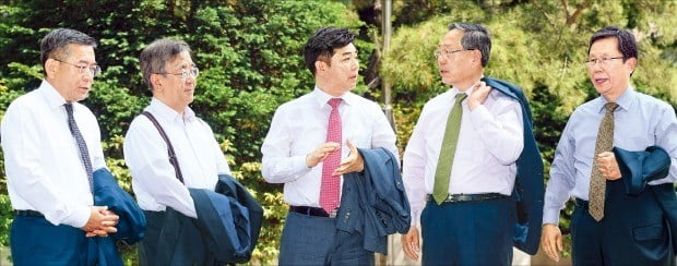 ‘상속·증여세 이대로 좋은가’를 주제로 지난 24일 서울 중림동 한국경제신문사에서 열린 좌담회에서 전문가들은 “경제 규모와 사회구조 변화에 맞춰 상속세제를 근본적으로 바꿔야 한다”고 입을 모았다. 왼쪽부터 김준동 대한상공회의소 상근부회장, 배원기 홍익대 경영대학원 세무학과 교수, 김병욱 더불어민주당 의원, 송공석 와토스코리아 대표, 조병선 중견기업연구원장.  /허문찬  기자 sweat@hankyung.com