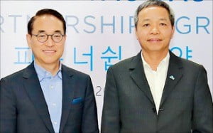 홍원표 삼성SDS 대표(왼쪽)와 응우옌쭝찡 CMC 대표.  /삼성SDS 제공 