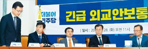 조세영 외교부 1차관이 28일 국회에서 더불어민주당 주최로 열린 긴급 외교안보통일자문회의에서 인사하고 있다. 왼쪽부터 조 차관, 김민기 국회 정보위원회 간사, 안규백 국회 국방위원회 위원장, 원혜영 민주당 외교안보통일자문회의 의장, 이해찬 민주당 대표.  /연합뉴스 