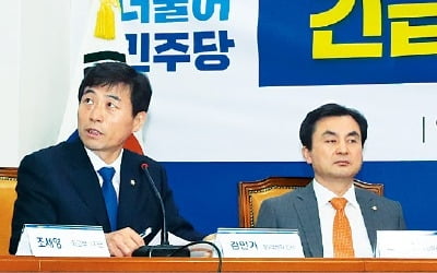 '통화유출' 외교관·강효상 형사고발에…커지는 강경화·조윤제 책임론