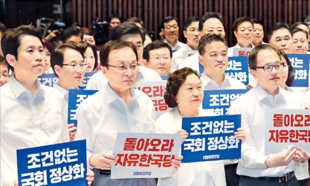 30일 국회에서 열린 더불어민주당 워크숍에서 이해찬 대표(앞줄 왼쪽 두 번째), 이인영 원내대표(첫 번째) 등 민주당 의원들이 자유한국당의 국회 복귀를 촉구하는 피켓을 들고 있다.  /연합뉴스 