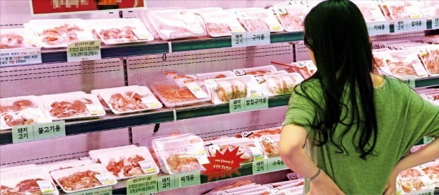 아프리카돼지열병(ASF)에도 국내 삼겹살 가격은 오르지 않고 있다. 사육 돼지 수와 수입이 늘어난 영향이다. 서울 시내 한 대형마트에서 소비자가 돼지고기 가격을 살펴보고 있다.  허문찬 기자 sweat@hankyung.com
 