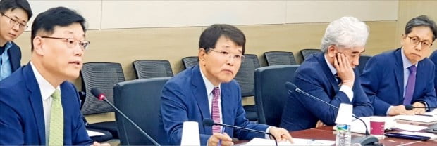 한진현 한국무역협회 부회장(왼쪽 두 번째)과 박태성 산업통상자원부 무역투자실장(첫 번째)은 30일 충북 청주시 오송에서 열린 ‘수출활력촉진단 2.0’ 행사에서 “무역업체들의 수출애로 해소에 전력을 다할 것”이라고 말했다.  김낙훈 기자 