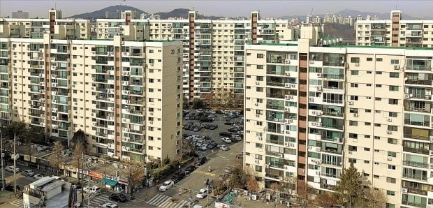 서울 강남권 세무서에는 31일 종합부동산세 환급 여부를 묻는 전화가 하루종일 빗발쳤다. 사진은 서울 압구정동 현대아파트.  /한경DB 