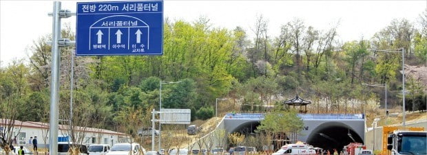 서울 서초동 서리풀터널이 지나는 옛 정보사령부 터가 대규모 오피스타운으로 바뀐다. 31일 한국자산관리공사의 공매를 통해 이 땅을 낙찰받은 엠디엠그룹이 개발 사업을 할 예정이다.  /연합뉴스 