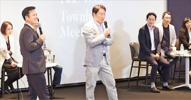 최태원 SK 회장(왼쪽 세 번째)이 지난 30일 서울 을지로에 있는 SK텔레콤 본사에서 박정호 SK텔레콤 사장(두 번째)을 비롯한 임직원들과 5G 이동통신 등 신기술을 주제로 토론하고 있다. /SK텔레콤 제공