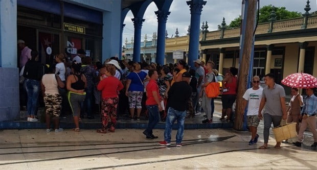 쿠바에서 유행하는 ‘줄서기 도전’ 사진. 출처 트위터 캡쳐