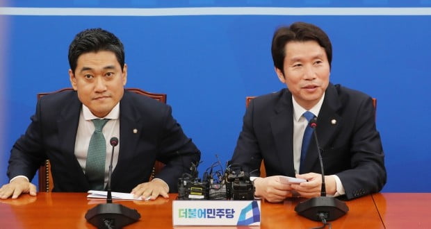 이인영 더불어민주당 이인영 원내대표(오른쪽)가 16일 오전 국회 원내대표실을 방문한 바른미래당 오신환 원내대표와 착석해 있다. /연합뉴스