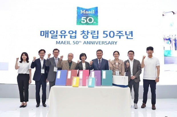 지난 17일 전북 고창에 있는 상하농원 파머스빌리지에서 열린 ‘매일유업 창립 50주년 기념식’에서 김정완 매일홀딩스 회장(오른쪽에서 네 번째), 김선희 매일유업 사장(가운데)을 비롯해 전현직 임직원들이 사사총서 소개 퍼포먼스 후 기념 촬영하고 있다. 