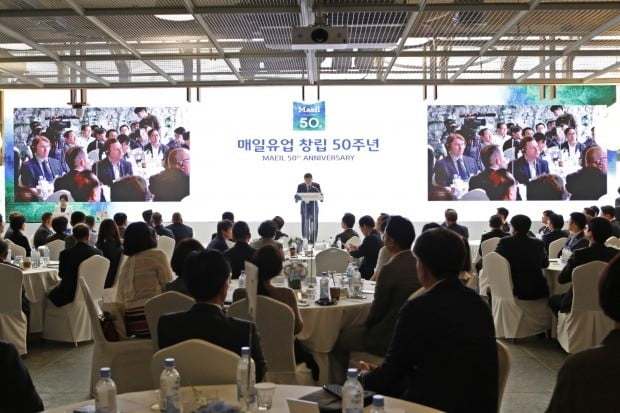 매일홀딩스 김정완 회장이 17일 전북 고창에 있는 상하농원 파머스빌리지에서 열린 ‘매일유업 창립 50주년 기념식’에서 기념사를 하고 있다