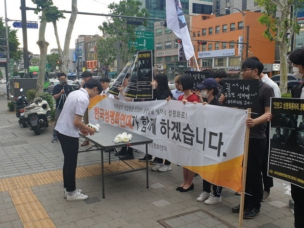 지난 18일 서울 관악구 낙성대역 2번출구 앞에서 인헌고 학생을 비롯한 한국성평화연대 회원들이 성평화 동아리 해체를 반대하는 집회를 벌이고 있다. 이날 집회에서는 동아리 해체를 추모하는 의미로 국화꽃을 놓는 행사가 마련됐다. 이주현 기자