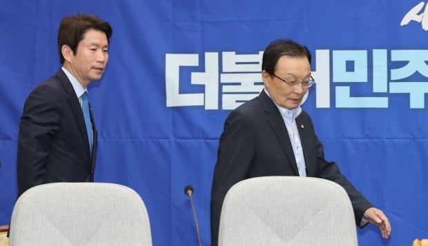 이인영 더불어민주당 원내대표(왼쪽)가 22일 오전 국회에서 열린 확대간부회의에 참석하고 있다. 연합뉴스