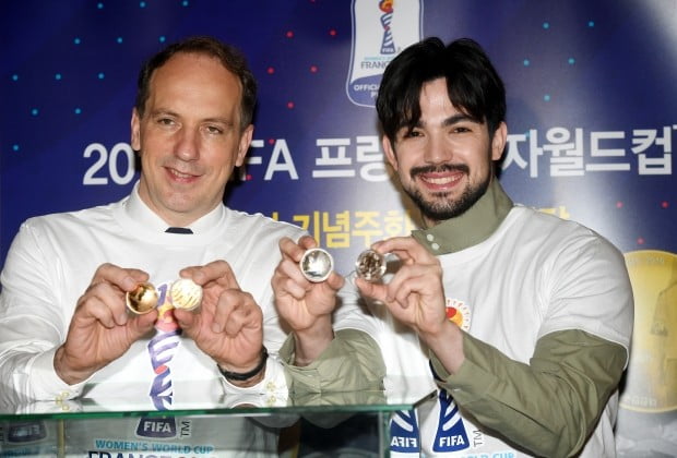 '2019 FIFA 프랑스 여자 월드컵 공식 기념주화' 실물 공개행사에서 파비앙 페논(왼쪽) 주한 프랑스대사와 방송인 로빈 데이아나가 기념주화를 선보이고 있다.
/허문찬기자  sweat@hankyung.com