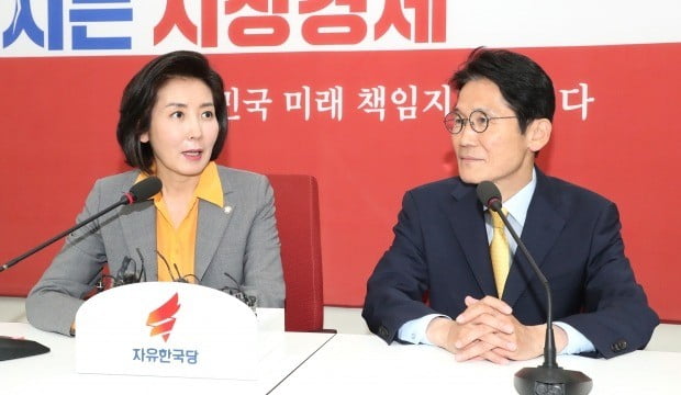 < 환담하는 나경원과 윤소하 >  자유한국당 나경원 원내대표(왼쪽)가 30일 오전 국회에서 연임된 정의당 윤소하 원내대표의 예방을 받고 환담하고 있다. 사진=연합뉴스