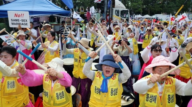 보수 기독교단체인 동성애퀴어축제반대국민대회가 지난해 7월 열린 퀴어축제에 대항해 시청 인근에서 맞불집회를 벌였다. 국민대회는 올해도 맞불 집회를 열 계획이다. 연합뉴스