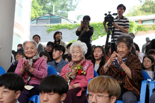 위안부 피해 할머니들의 아름다운 봄날…나눔의 집서 효 잔치