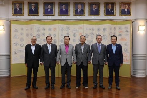 문희상 의장, 전 국회의장들과 만찬…"100년전 구한말과 다를바 없어"