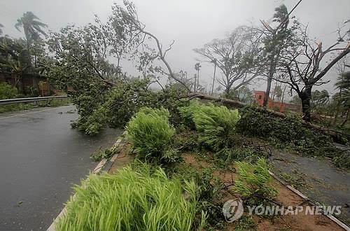 인도 등 강타 사이클론 파니, 저기압으로 약화…"30여명 사망"