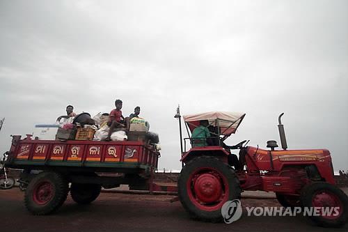 인도 등 강타 사이클론 파니, 저기압으로 약화…"30여명 사망"