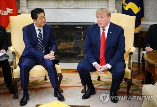 아베, 트럼프와 통화…"대북 대응 인식 공유"
