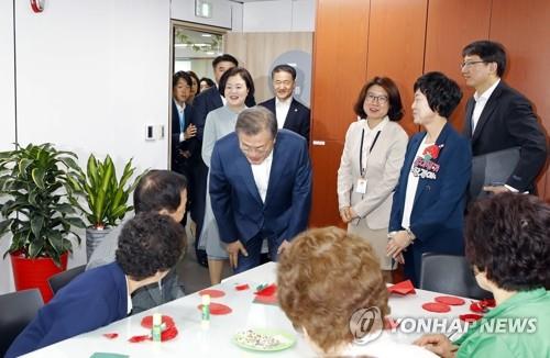 文대통령 "어르신의 건강한 노후는 국가의 당연한 의무"