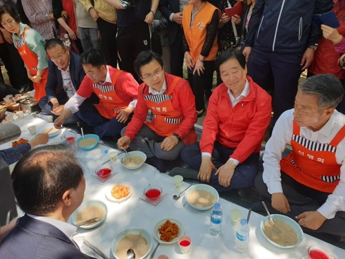 황교안, 바닥쓸고 시장돌고 급식봉사…대구민심 잡기